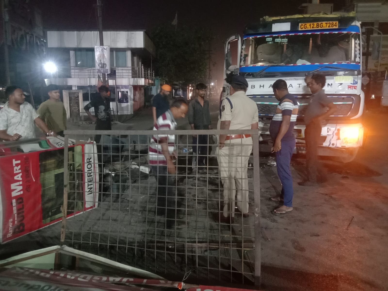 तेज रफ्तार का कहर: ट्रेलर ने तोड़ा सिग्नल पोल, 1.5 लाख का नुकसान