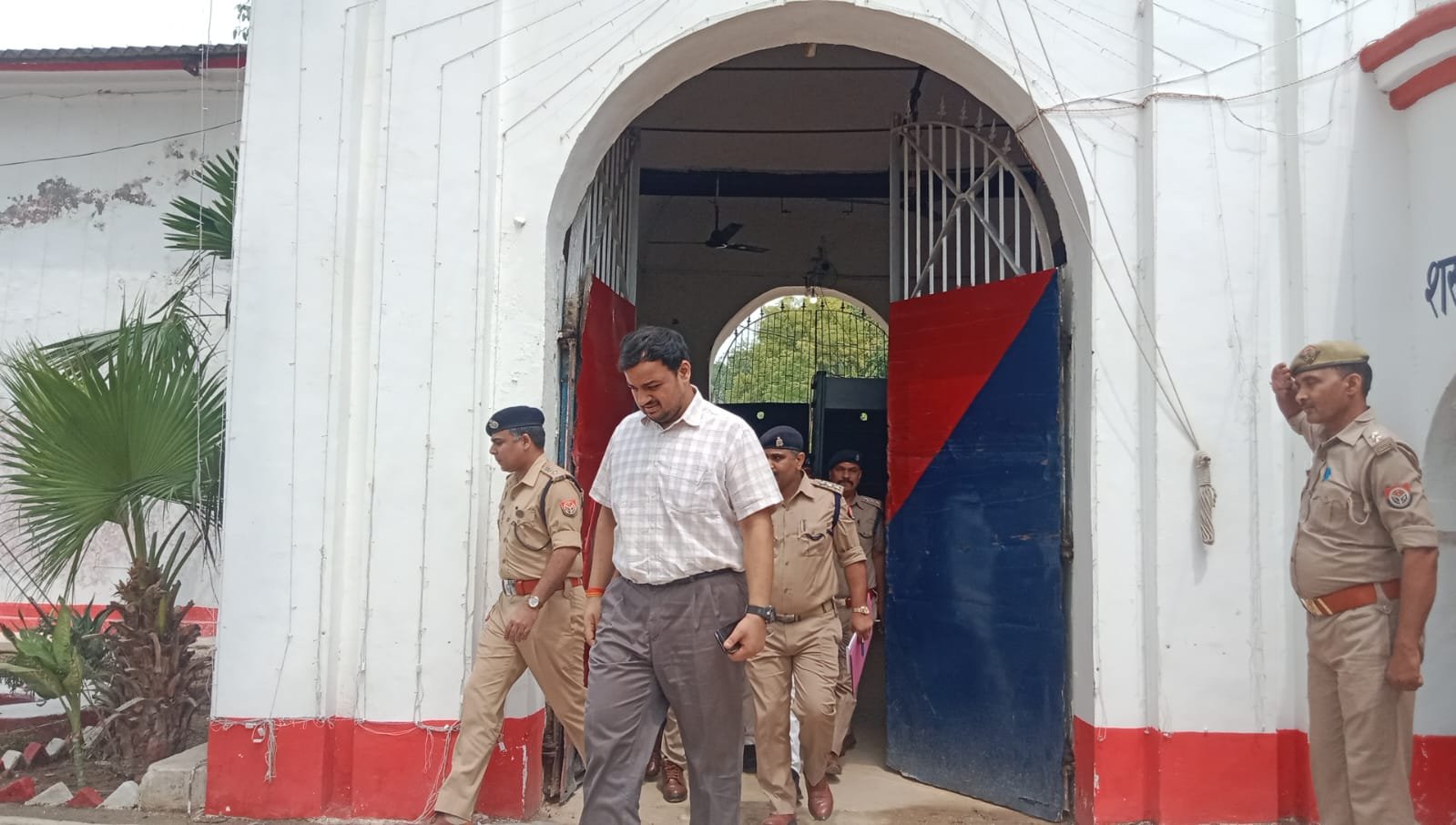 जिला जेल का डीएम-एसपी ने किया औचक निरीक्षण, सुरक्षा व व्यवस्थाओं का लिया जायजा