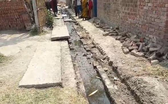 गांव में सफाई व्यवस्था पर उठे गंभीर सवाल, ग्राम प्रधान के बातों को भी नहीं मानते सफाई कर्मी 