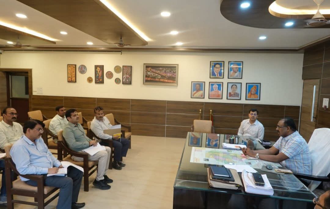 स्कूलों व सड़कों के ऊपर से गुजर रहे बिजली के तार हटाने के निर्देश
