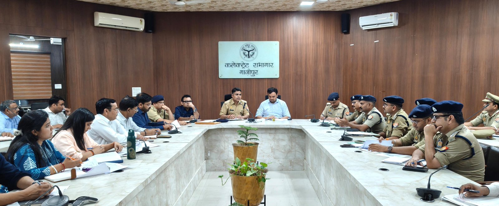 जिलाधिकारी एवं पुलिस अधीक्षक की संयुक्त अध्यक्षता में जनपद के कानून व्यवस्था, विकास कार्यों और राजस्व मामलों की समीक्षा बैठक संपन्न हुई 