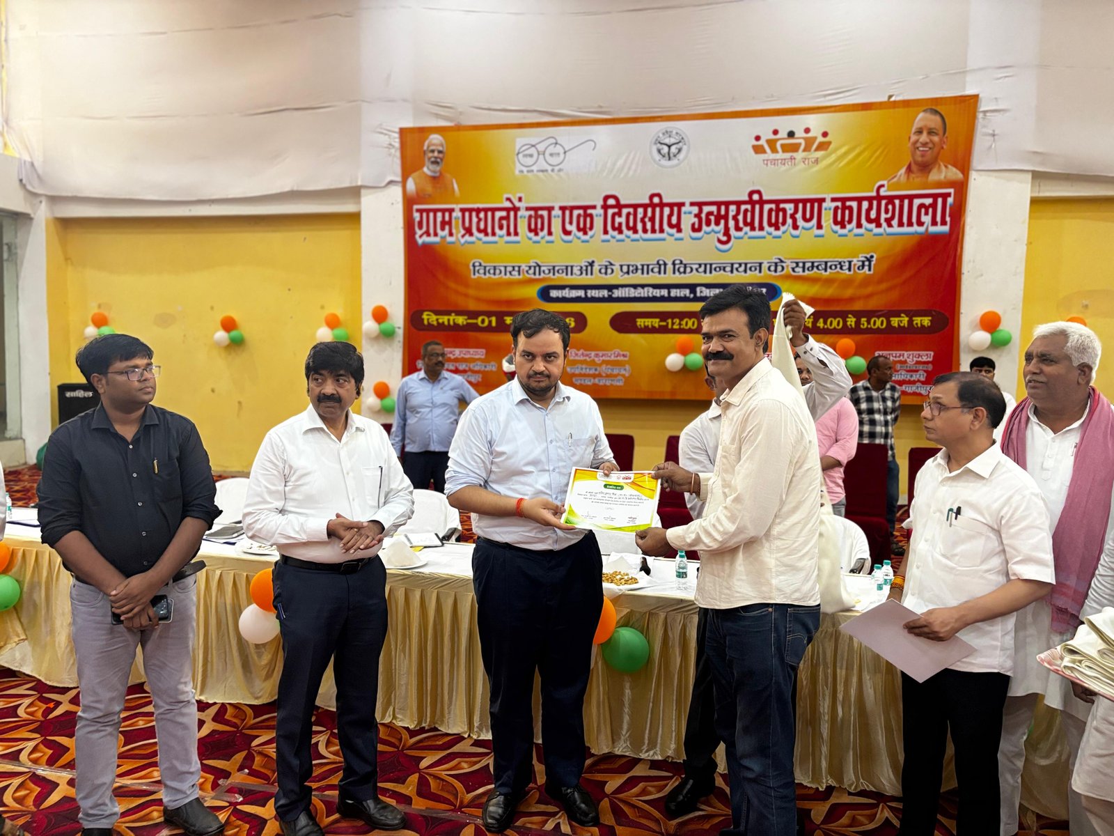 उत्कृष्ट कार्यों पर ग्राम प्रधानों का सम्मान, राजेश सिंह ‘गुड्डू’ भी रहे शामिल