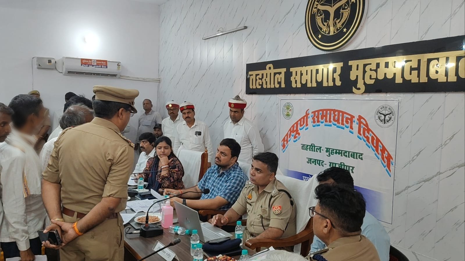 गाजीपुर: सम्पूर्ण समाधान दिवस में DM-SP ने सुनी जनता की समस्याएं, समयबद्ध निस्तारण के निर्देश