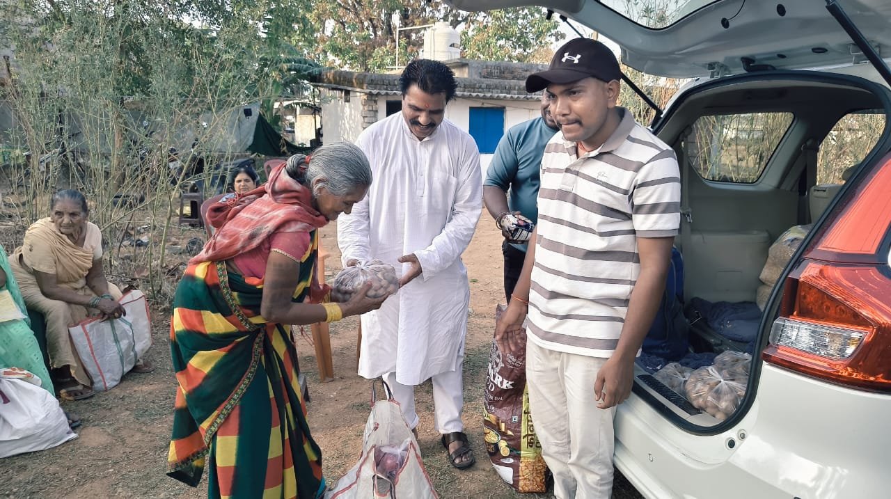 सेवा की मिसाल, हर महीने विधवा महिलाओं को राशन दे रही संस्था