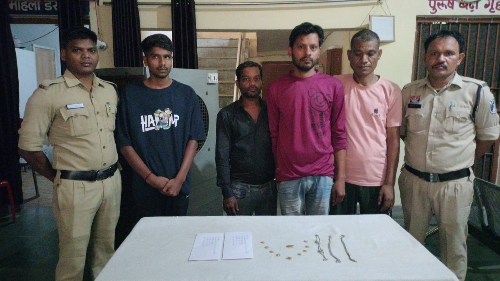 एक साल पुरानी चोरी का खुलासा: 6 आरोपी गिरफ्तार, 8 लाख का माल बरामद