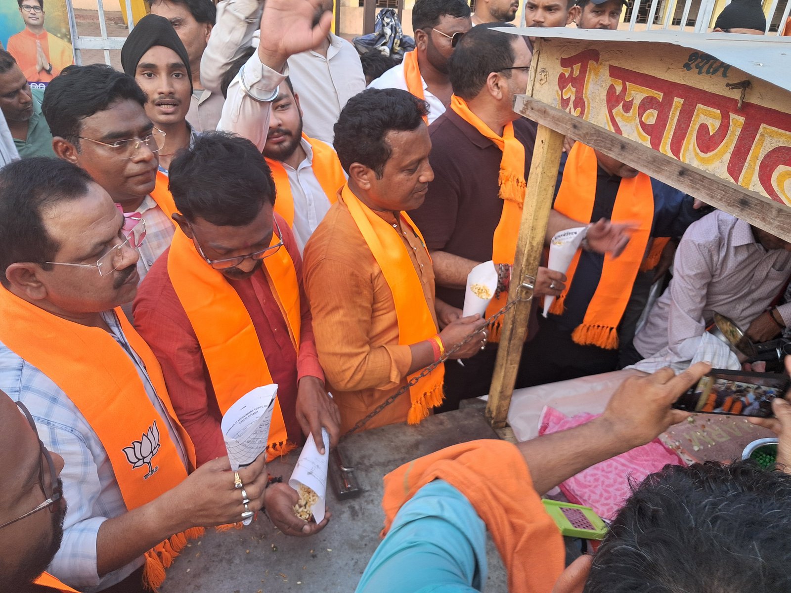 रायगढ़ में BJP की जीत का जश्न, नागरिकों को नि:शुल्क झलमुरी खिलाकर मनाई खुशी