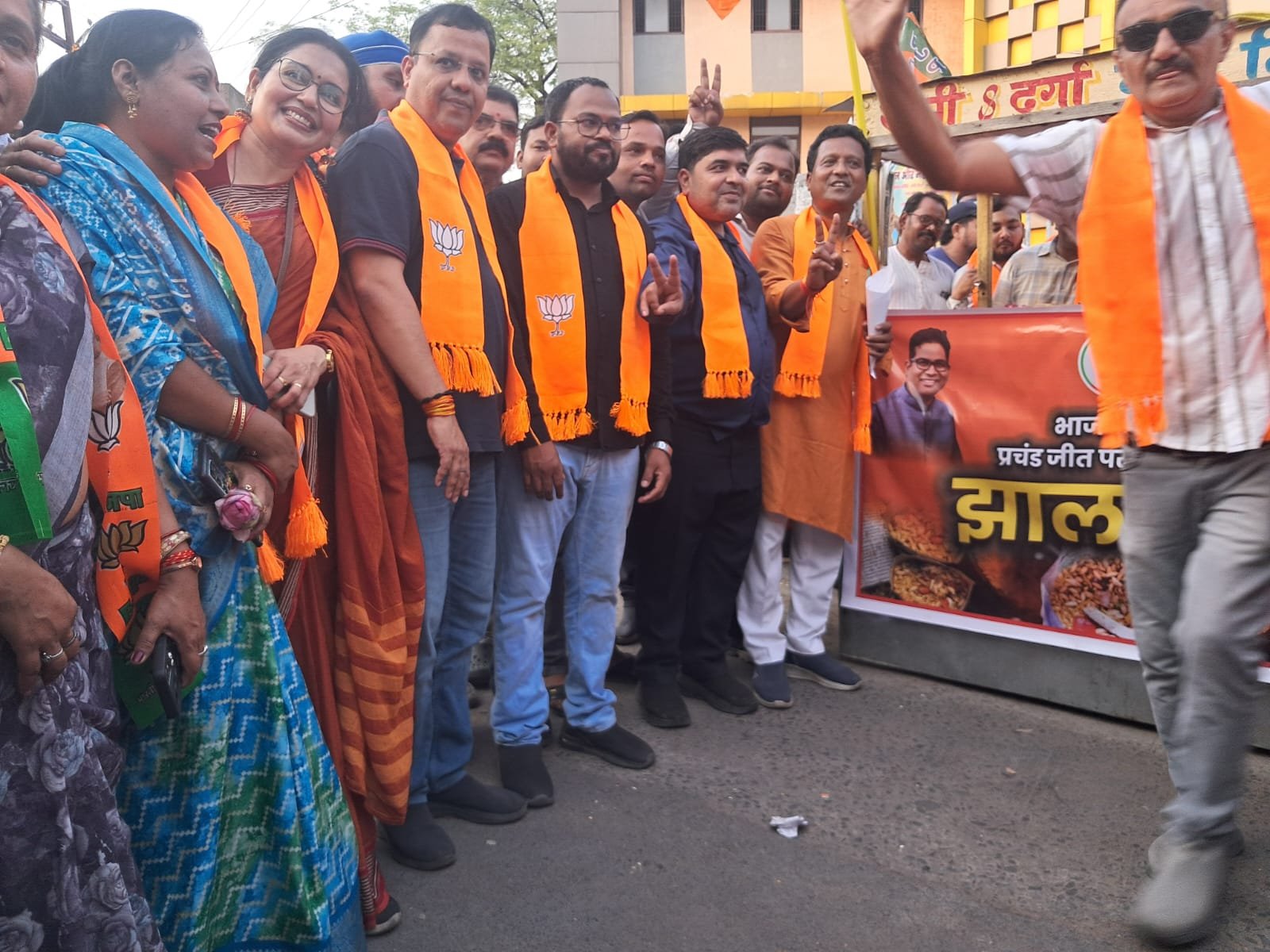 बंगाल-असम जीत पर रायगढ़ में जश्न: झालमुरी बांटकर मनाई खुशी
