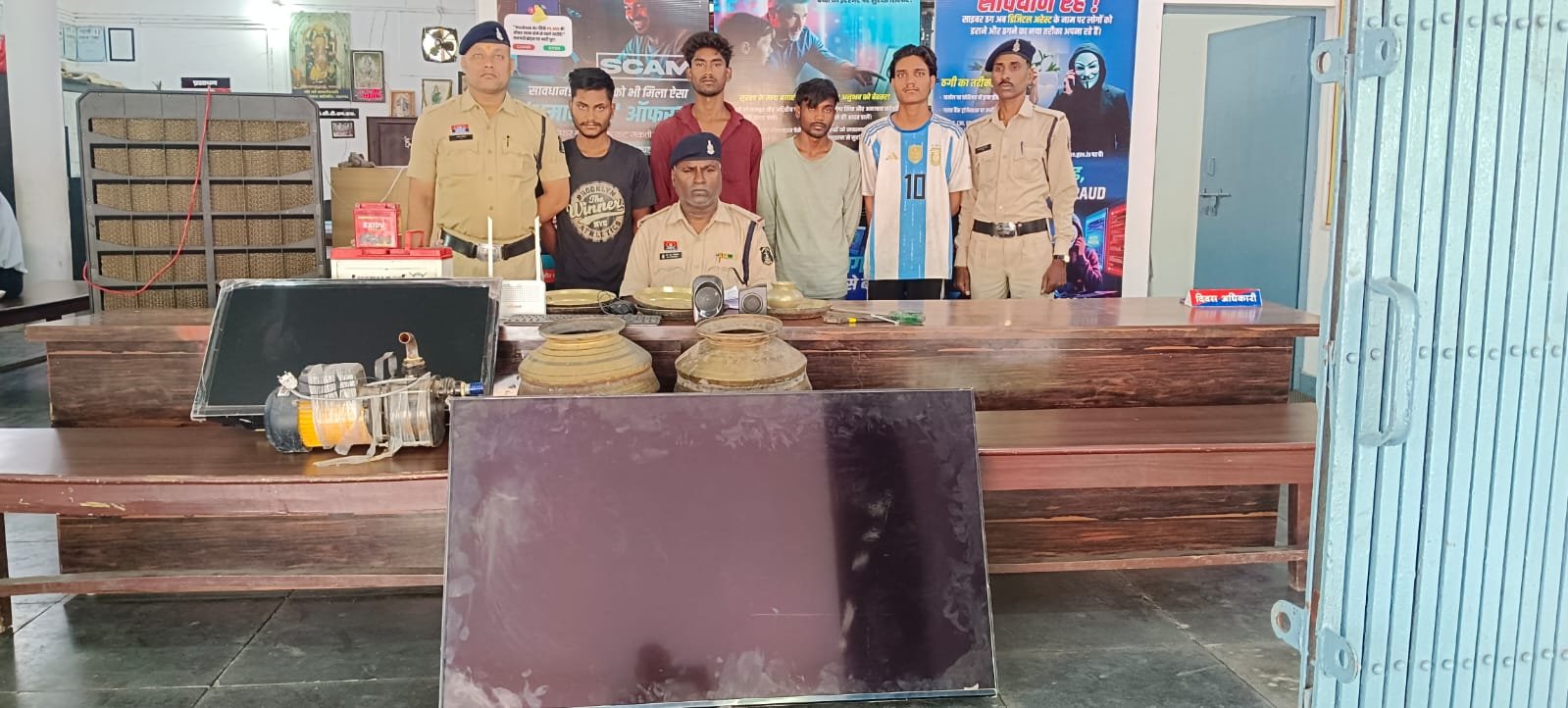 स्कूल-घरों में चोरी करने वाला गिरोह बेनकाब: 4 आरोपी गिरफ्तार, लाखों का सामान बरामद