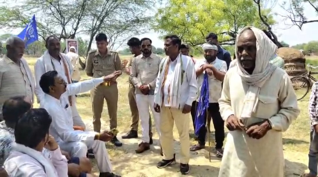 Ghazipur- अराजक तत्वों द्वारा डॉ. भीमराव अंबेडकर की प्रतिमा वाले टीन बोर्ड को क्षतिग्रस्त करने पर बवाल 