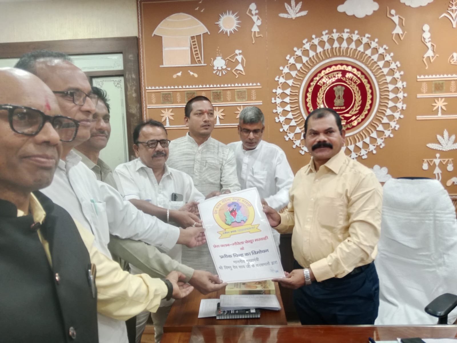नव पदस्थ कलेक्टर संतोष कुमार देवांगन से जिला प्रेस क्लब के पदाधिकारियों ने की सौजन्य भेंट