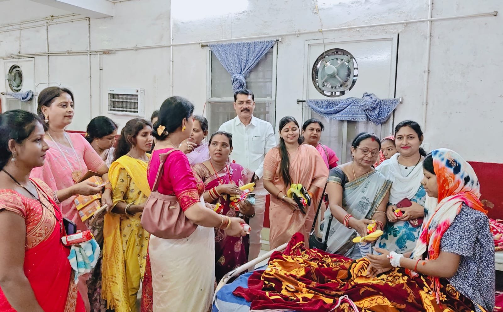 मातृ दिवस पर मानव सेवा, भाजपा महिला मोर्चा ने अस्पताल में बांटे फल