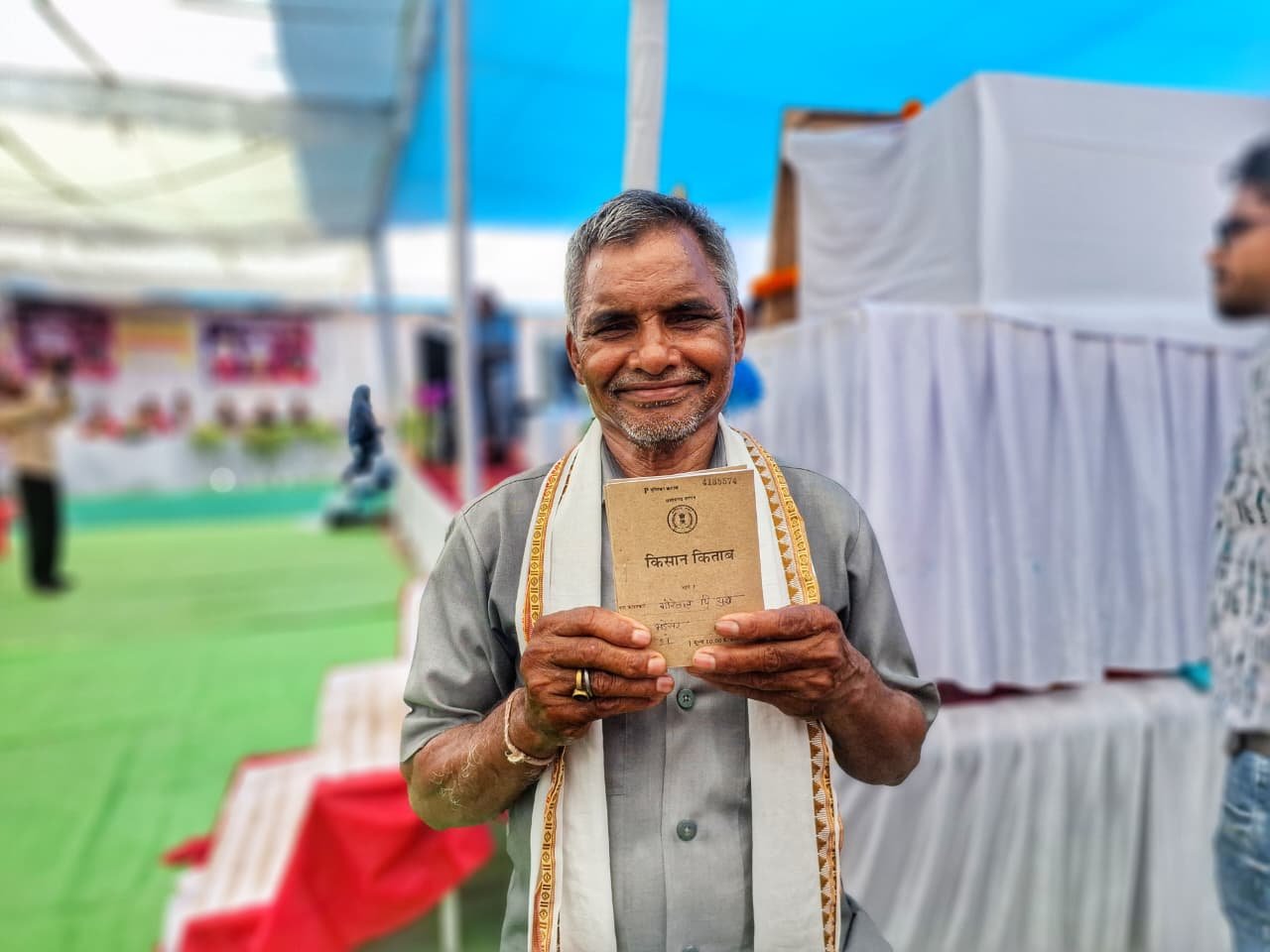 जनसमस्या निवारण शिविर भड़ेसर में गोरेलाल बरेठ को तत्काल मिला किसान किताब...