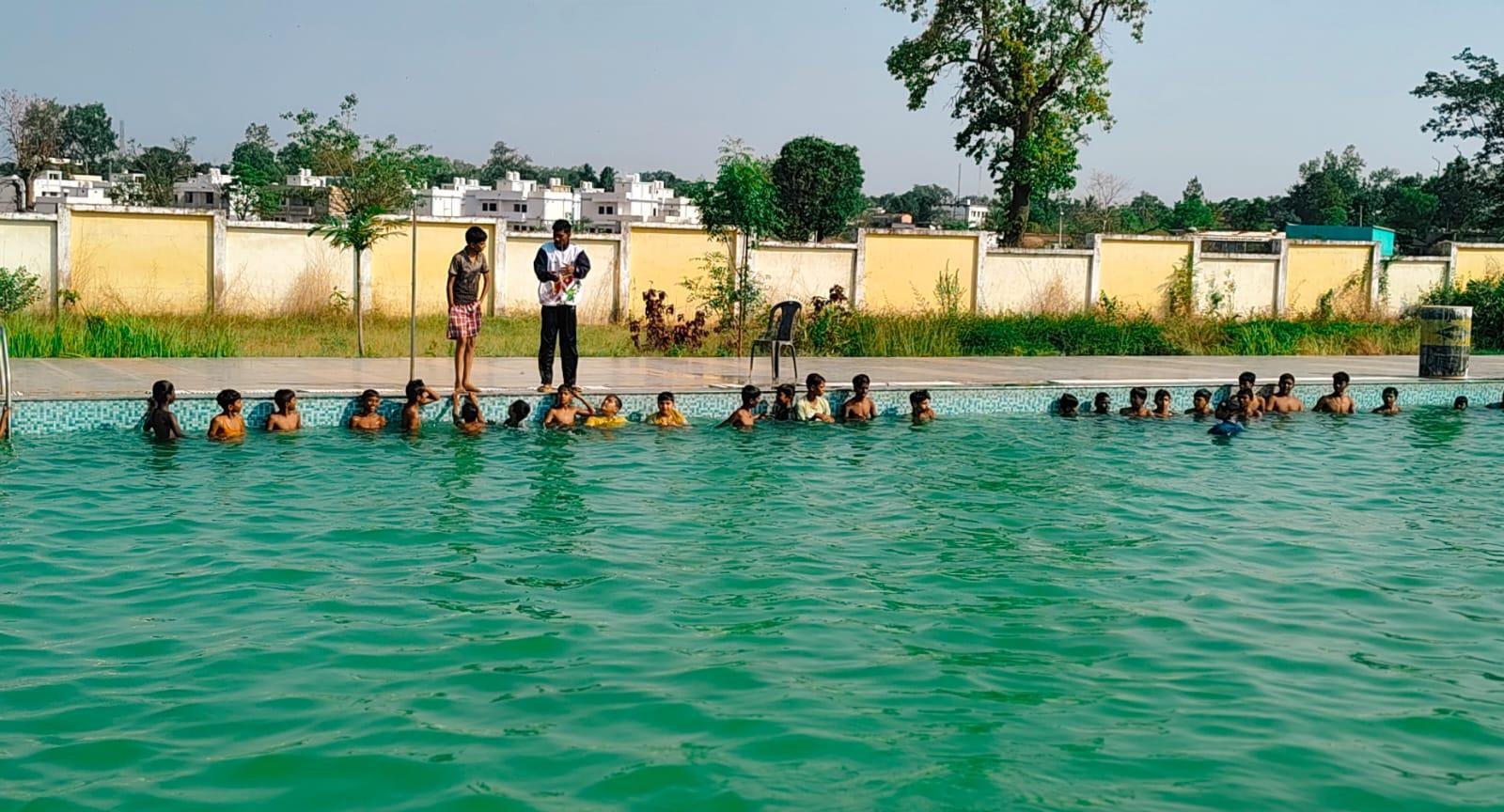 कोण्डागांव में आयोजित ग्रीष्मकालीन शिविर में उत्साह, बच्चे सीख रहे तैराकी के गुर