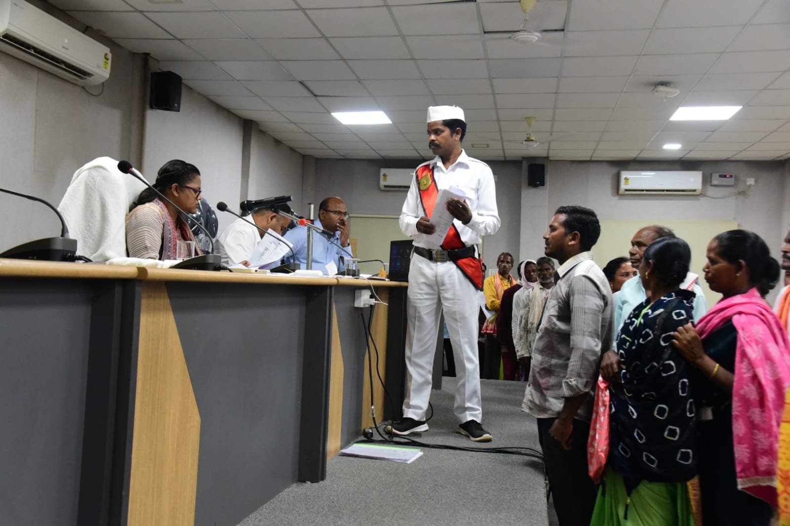कलेक्टर ने जनदर्शन में सुनीं आमजनों की समस्याएं, त्वरित निराकरण के दिए निर्देश