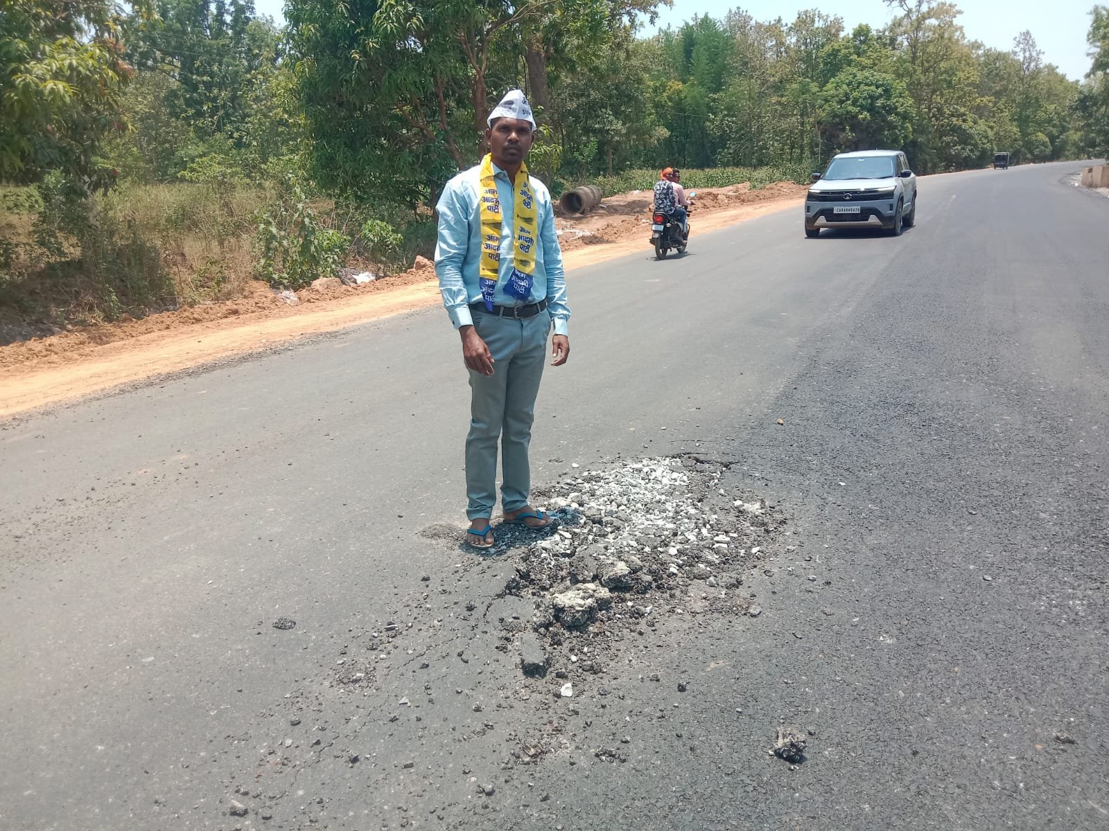 कोण्डागांव-नारायणपुर मार्ग NH-130D सड़क निर्माण में भारी भ्रष्टाचार का आरोप: निर्माण के 4 दिन बाद ही उखड़ने लगा डामर