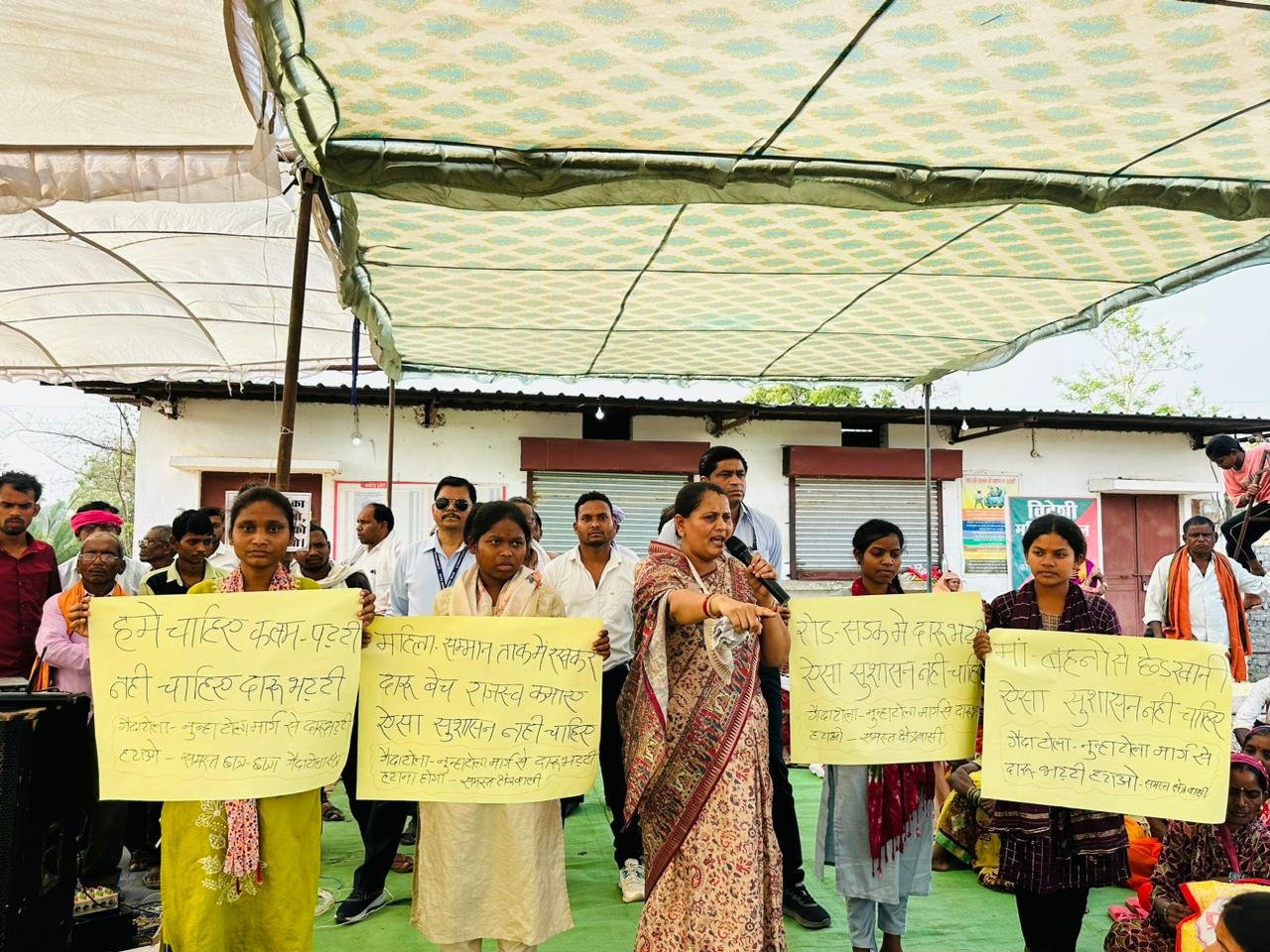 शराब दुकान हटाने की मांग को लेकर दिनभर डटे रहे ग्रामीण, पंडाल लगाकर दिया धरना