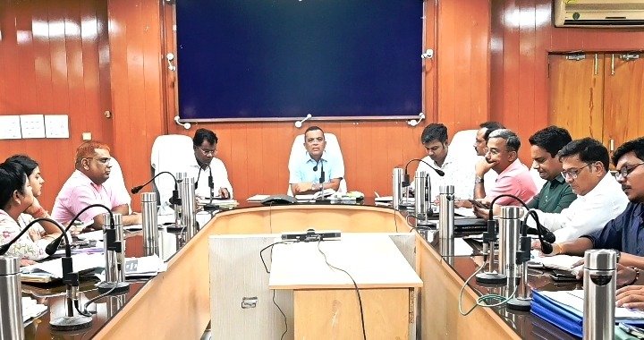 मितव्ययिता को बढ़ावा देने कलेक्टर ने वीडियों कॉफ्रेसिंग के माध्यम से ली समय-सीमा की बैठक...