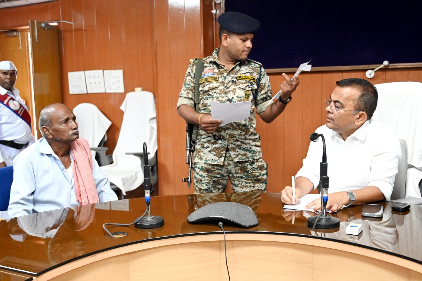 कलेक्टर जन्मेजय महोबे ने जनदर्शन में सुनी नागरिकों की समस्याएं, 103 आवेदन प्राप्त...