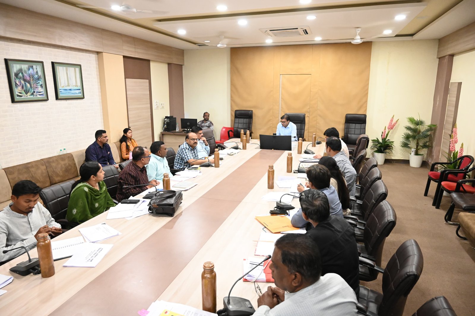 निर्माण कार्यों, सी.एम. हेल्पलाइन और जन-कल्याणकारी योजनाओं में तेजी लाने के कड़े निर्देश