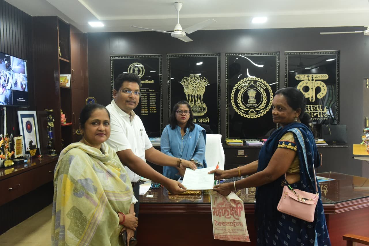 कलेक्टर जनदर्शन का बड़ा असर, 4 साल से भटक रही माँ को मात्र दो दिन में मिला बेटे का मृत्यु प्रमाण पत्र