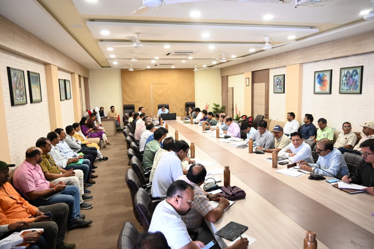 कलेक्टर की अध्यक्षता में शिक्षा से सम्बद्ध विभागों की योजनाओं की विस्तृत समीक्षा बैठक संपन्न