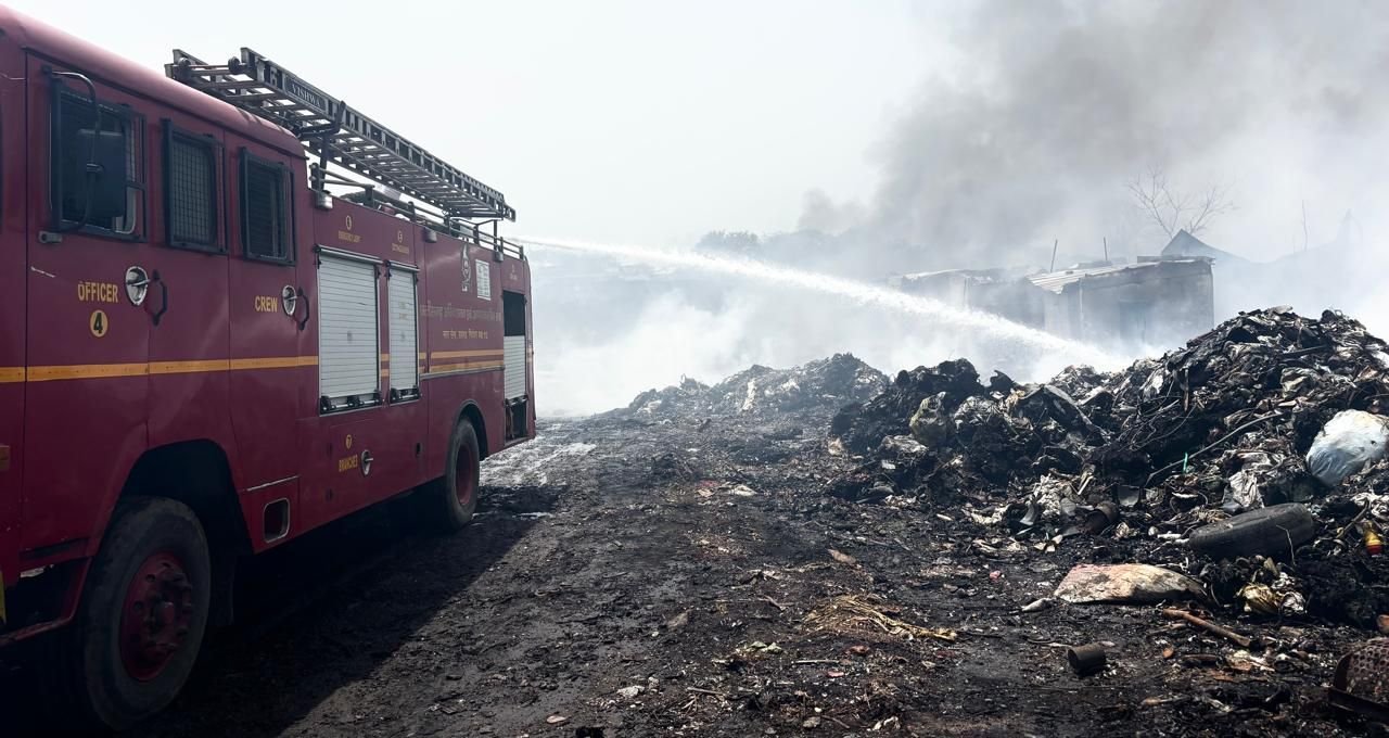 रायगढ़ में भीषण अग्निकांड : 24 घंटे तक धधकता रहा कबाड़ गोदाम, हीरो शो रूम की 45 बाइक जलकर खाक, करोड़ों के नुकसान की आशंका