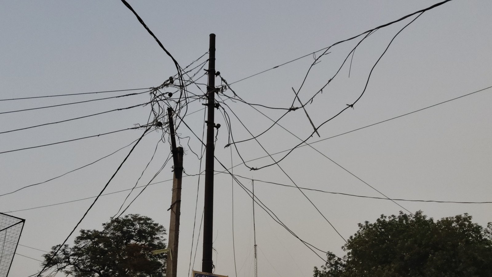 गाजीपुर- जकड़न से जुझ रहा बिजली का तार टूटा- जल्द होगा समाधान