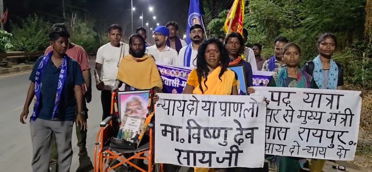 न्याय दो या प्राण लो: पैतृक जमीन की मांग को लेकर बस्तर से रायपुर पदयात्रा पर निकली आदिवासी महिला, व्हीलचेयर पर रखा संविधान