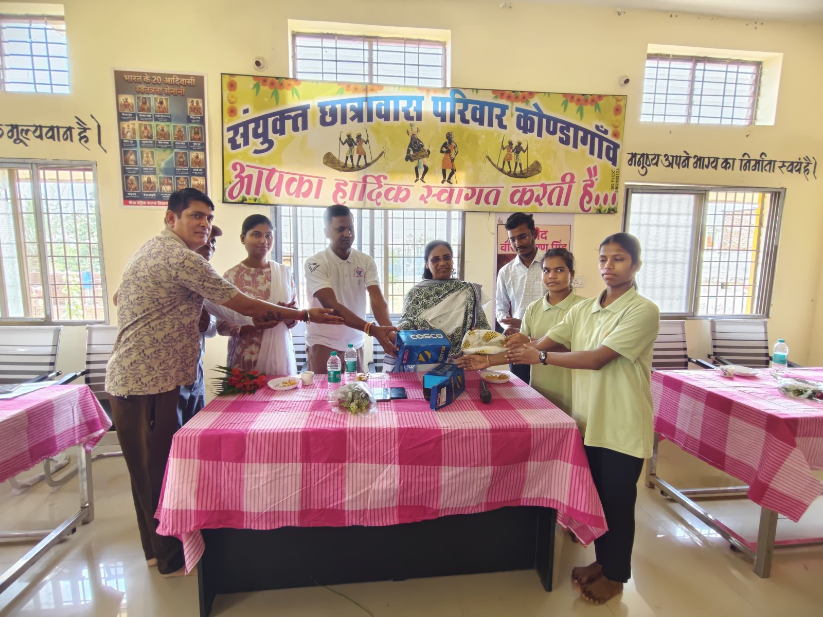 पीएमटी छात्रावास कोंडागांव में खेल सामग्री वितरण, सुविधाओं को लेकर छात्रों की मांग