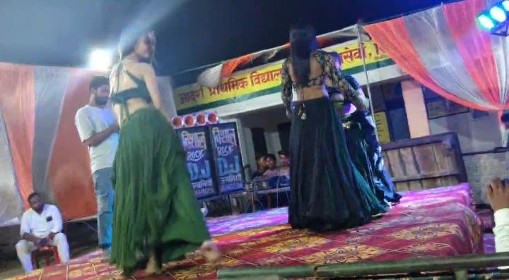 शिक्षा के मंदिर में अश्लीलता प्रस्तुति प्राथमिक विद्यालय परिसर में तेरहवीं कार्यक्रम के दौरान बार बालाओं के ठुमकों से शर्मसार हुईशिक्षा व्यवस्था