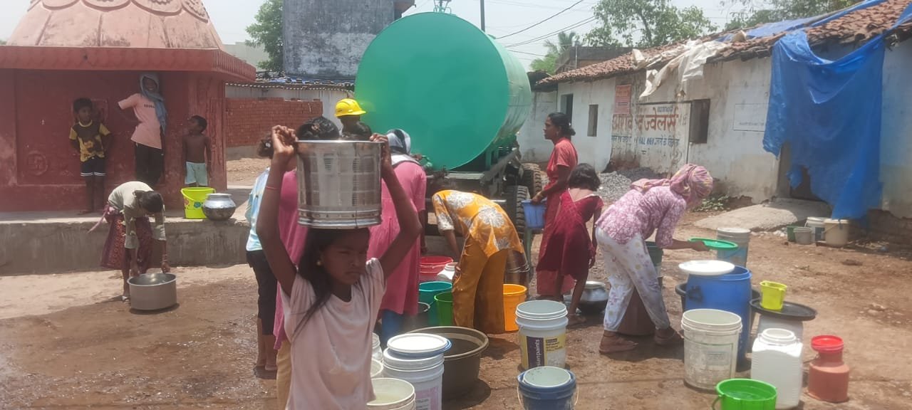 भीषण गर्मी में बालको बना सहारा, वार्डों में पहुंचाया पेयजल