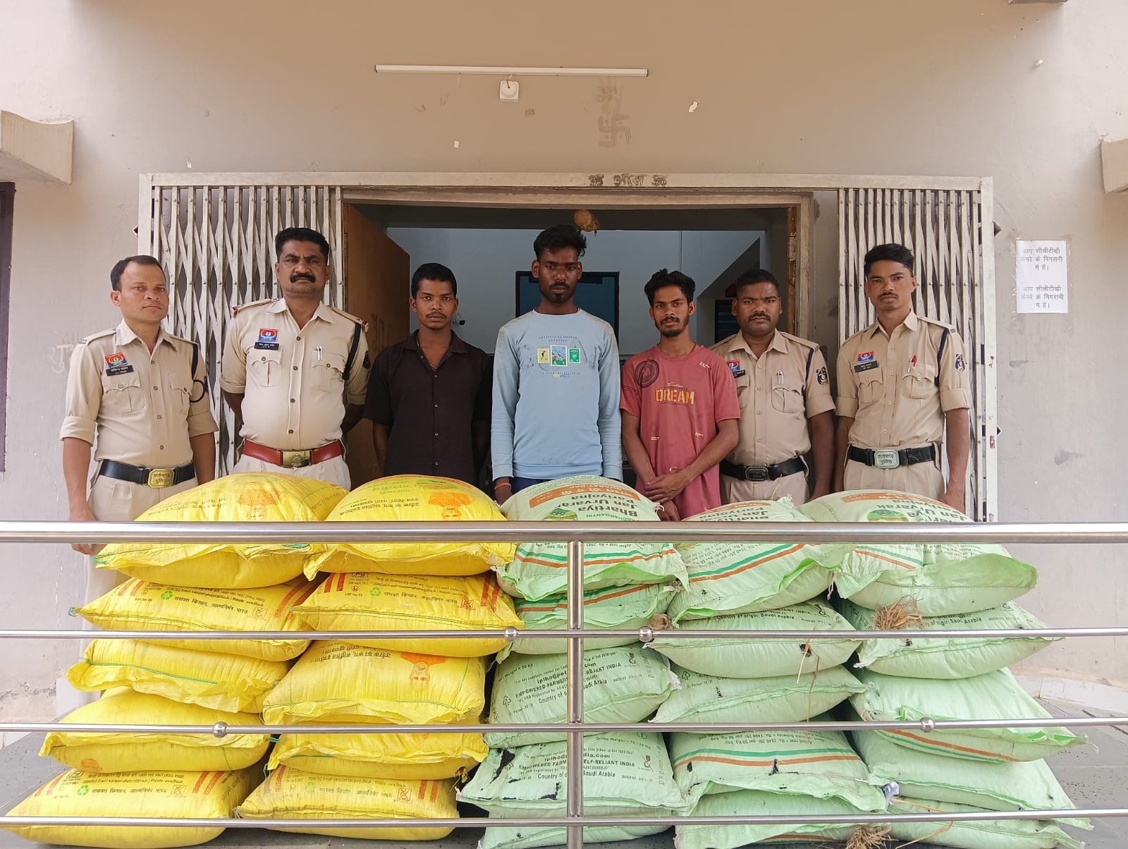विश्रामपुरी थाना पुलिस की बड़ी कार्रवाई, खाद चोरी के 3 आरोपी गिरफ्तार, 154 बोरी सरकारी खाद बरामद