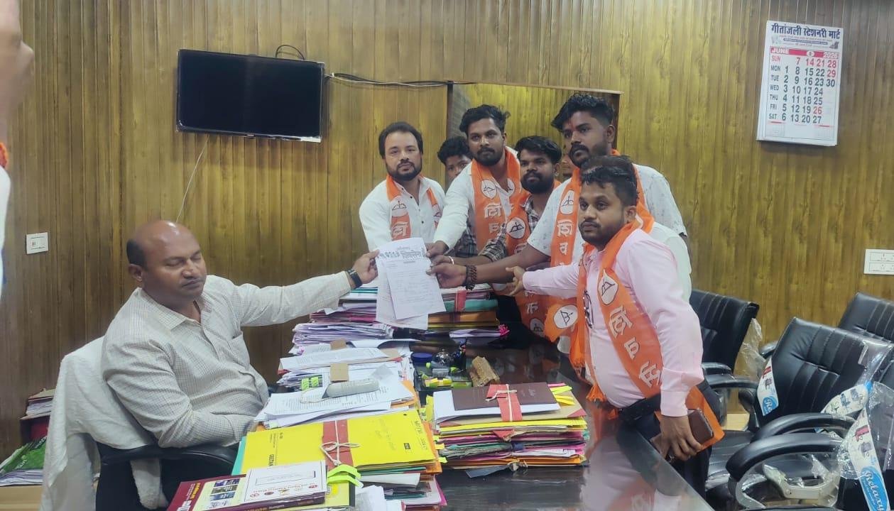 खाद-बीज की कालाबाजारी रोकने शिवसेना ने सौंपा ज्ञापन, दुकानों में रेट लिस्ट लगाने की मांग