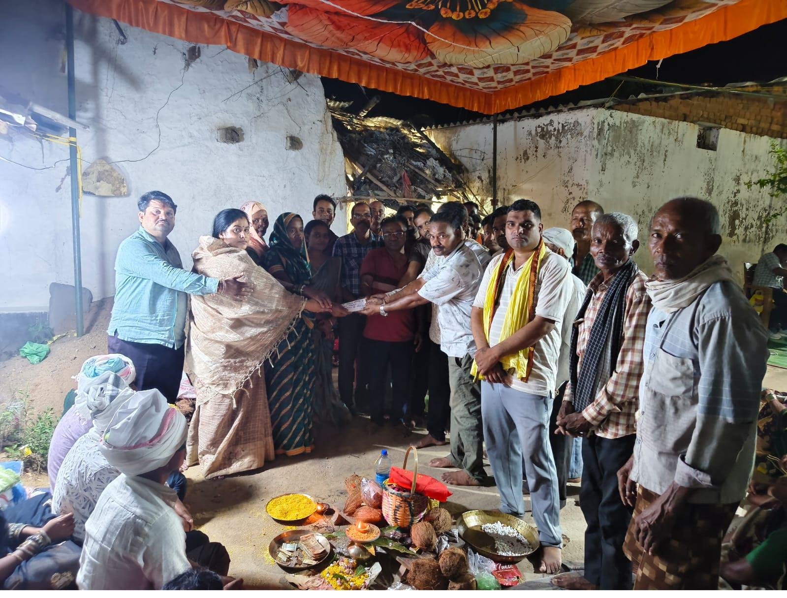 गैंदाटोला में दिखी इंसानियत की मिसाल, दुख की घड़ी में शोकाकुल परिवारों के साथ खड़ी हुई ग्राम विकास समिति