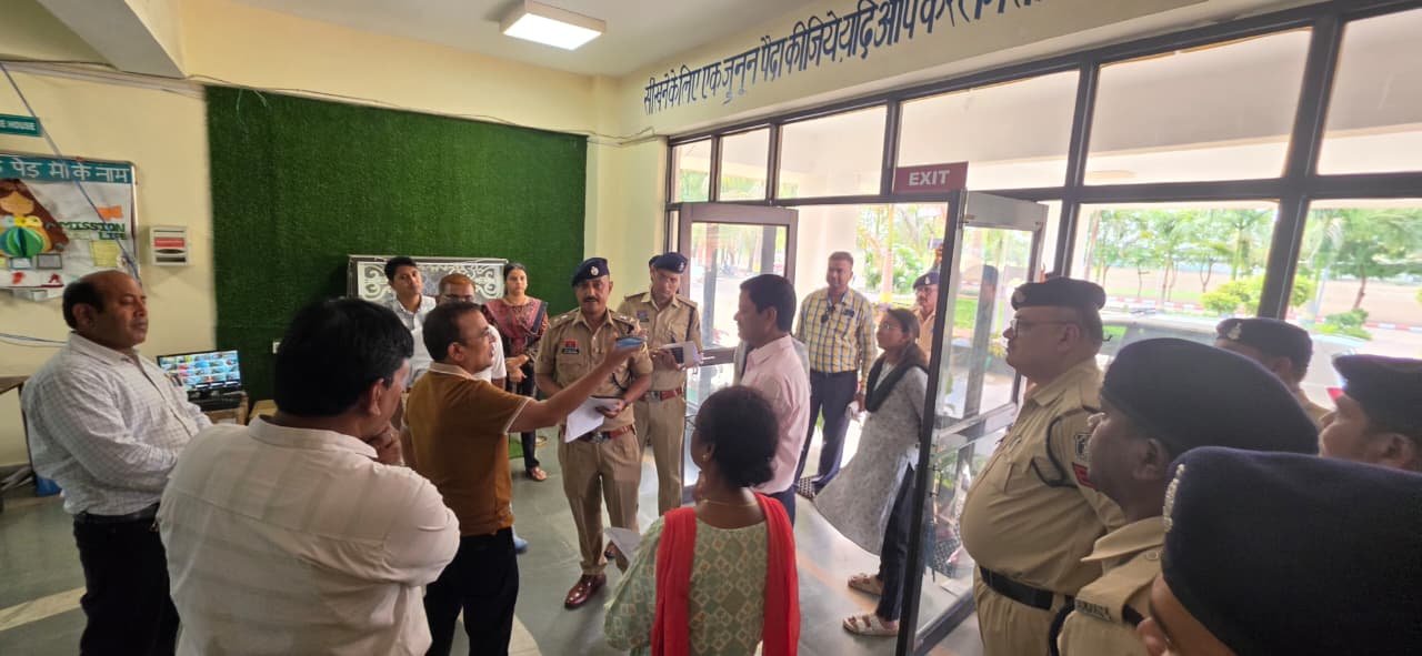 नीट परीक्षा की तैयारियों का मॉक ड्रिल, कलेक्टर-एसपी ने परीक्षा केंद्रों पर तैयारियों का लिया जायजा...