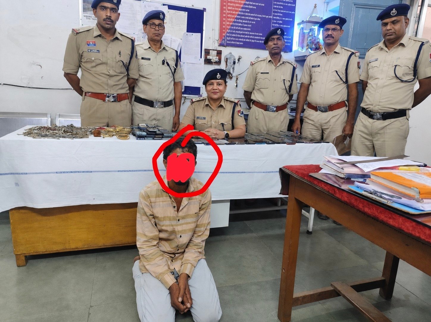 Anp news राजनांदगांव स्टेशन पर बड़ा खुलासा: संदिग्ध के बैग से 123 मोबाइल और कीमती सामान बरामद
