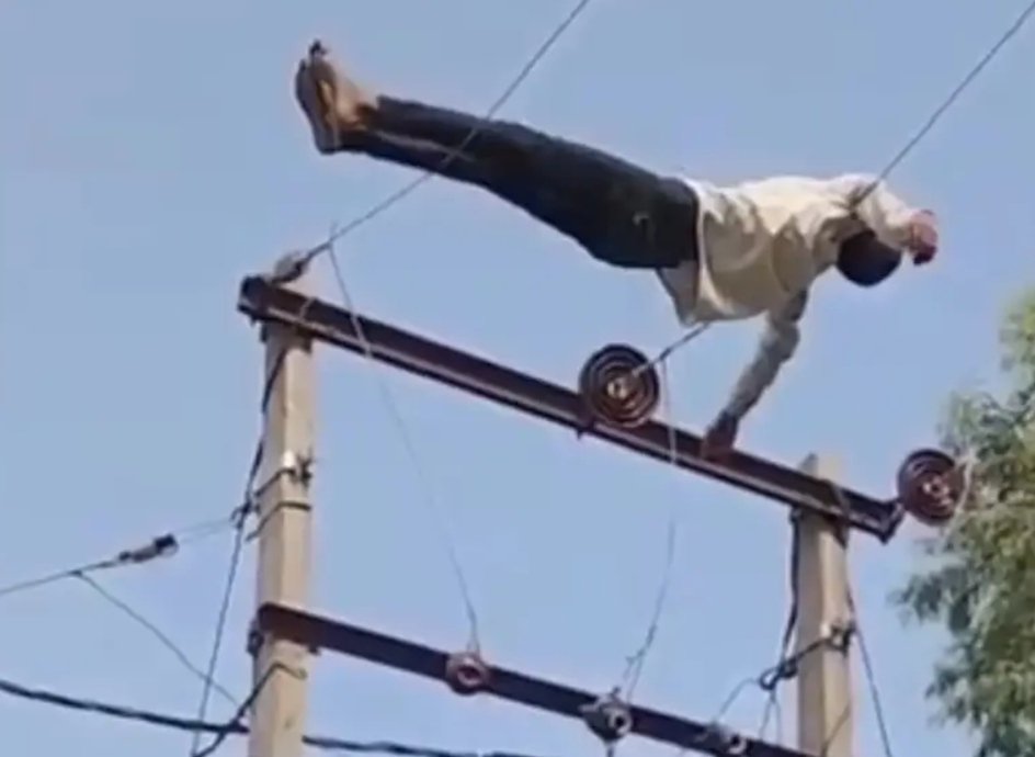11 हजार वोल्ट की लाइन के खंभे पर चढ़ा नशे में धुत व्यक्ति, घंटों चली मशक्कत के बाद उतारा गया सुरक्षित