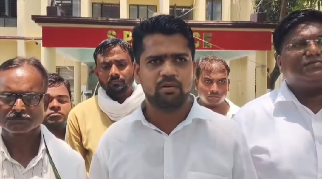 वाहन चालान के विरोध में सफाईकर्मियों का प्रदर्शन, एसपी को सौंपा ज्ञापन
