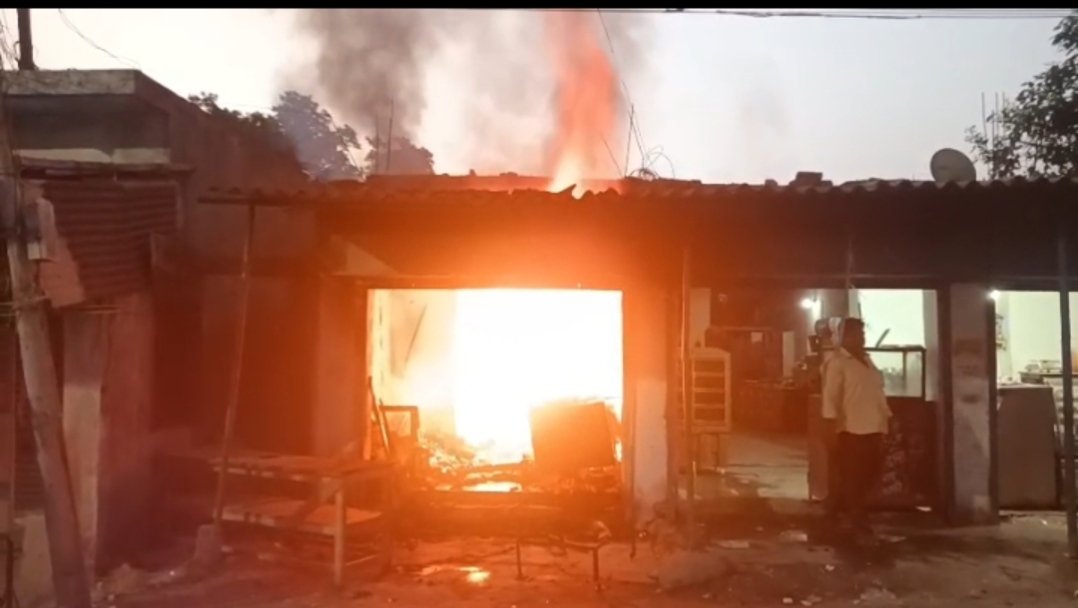 सोमवारी बाजार के फर्नीचर दुकान में लगी भीषण आग, लकड़ी, सोफा, कुर्सी, टेबल सहित कीमती फर्नीचर जलकर खाक    