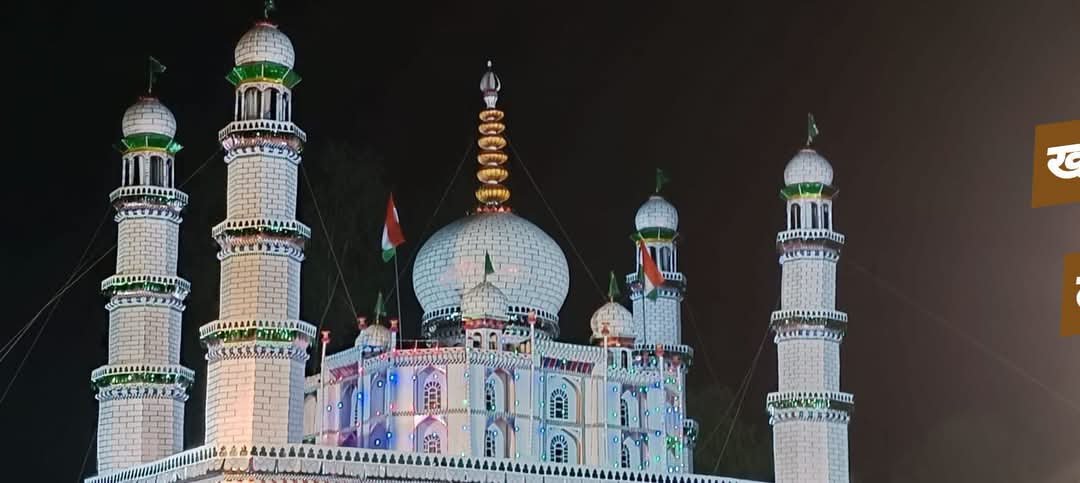 ताजमहल की तर्ज पर सजा विशाल ताजिया