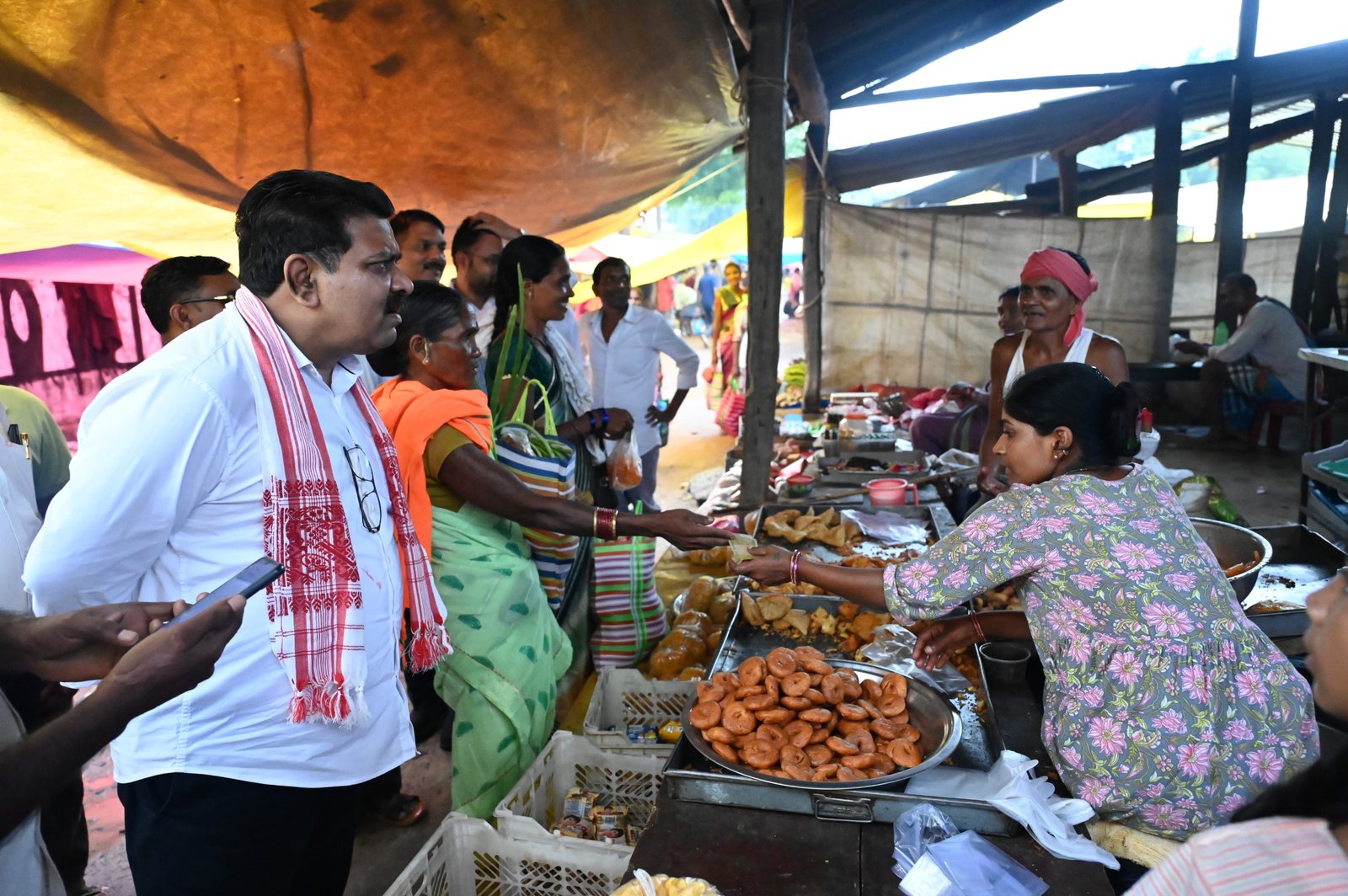 मर्दापाल के साप्ताहिक बाजार में अचानक पहुंचे उप मुख्यमंत्री विजय शर्मा, ग्रामीणों से की आत्मीय मुलाकात