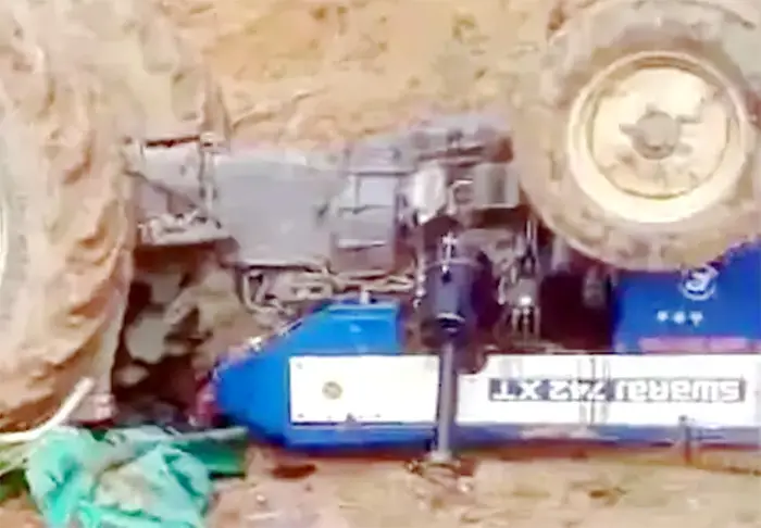 खेती से लौटते समय पलटा ट्रैक्टर, दबने से किसान की मौत, चालक घायल