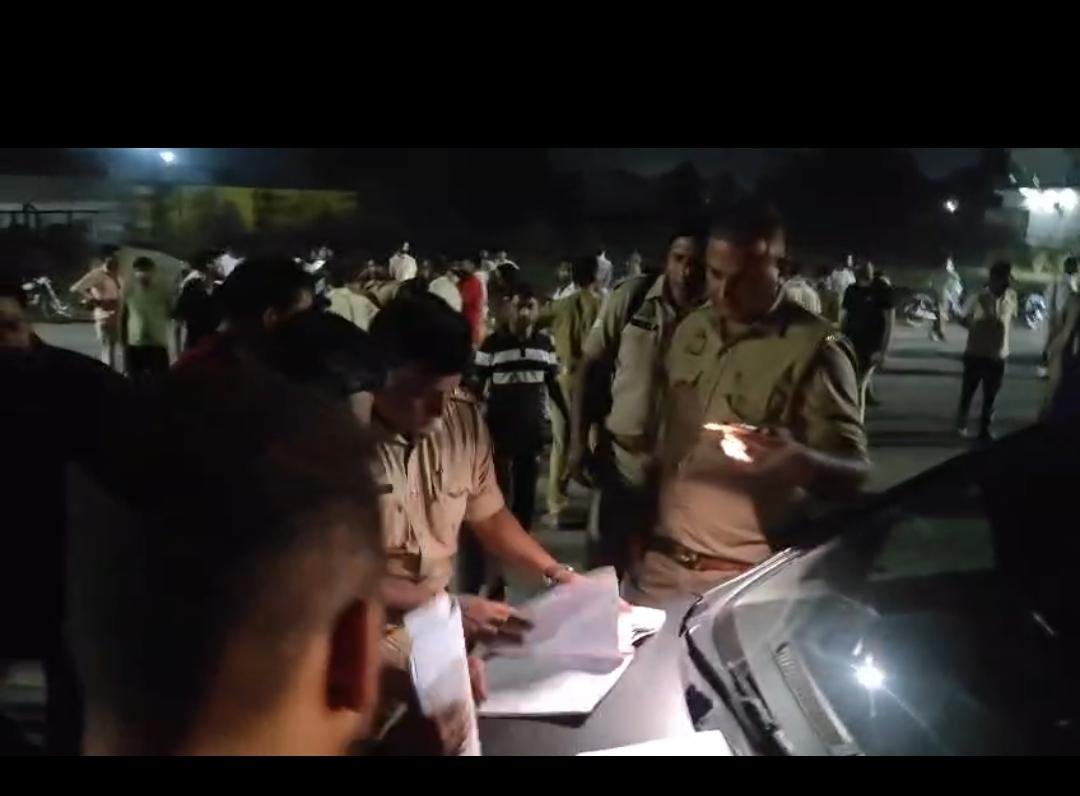 Anp News  दो ट्रकों की चपेट में आने से बाइक सवार की मौत, NH-34 पर शव रखकर ग्रामीणों का प्रदर्शन
