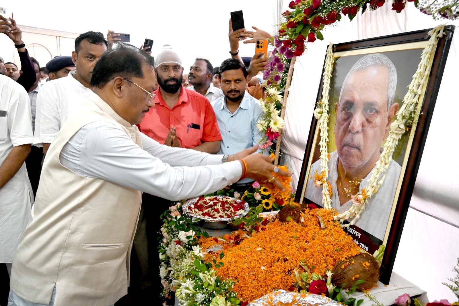 मुख्यमंत्री विष्णु देव साय ने स्व. बंशीलाल देवांगन को दी भावभीनी श्रद्धांजलि...