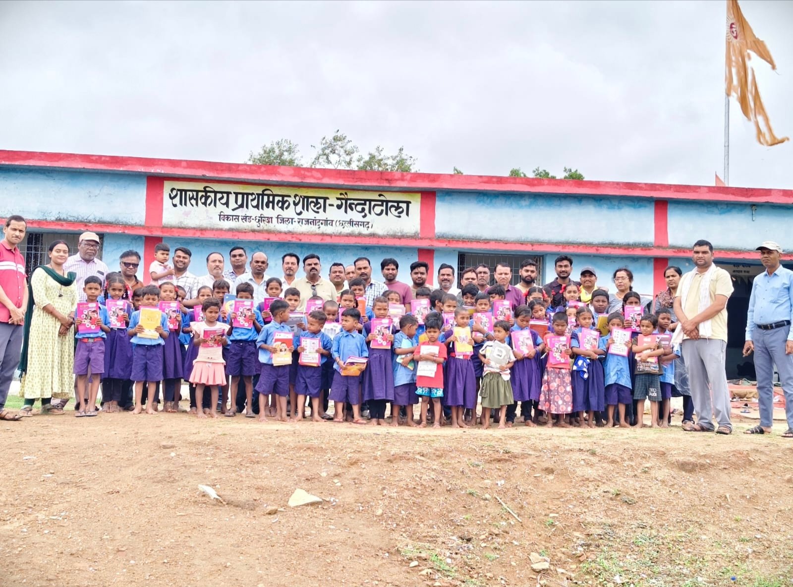 ग्राम विकास समिति गैंदाटोला की अनूठी पहल: विद्यार्थियों को निःशुल्क पाठ्य सामग्री वितरित, शिक्षा के प्रति किया प्रेरित