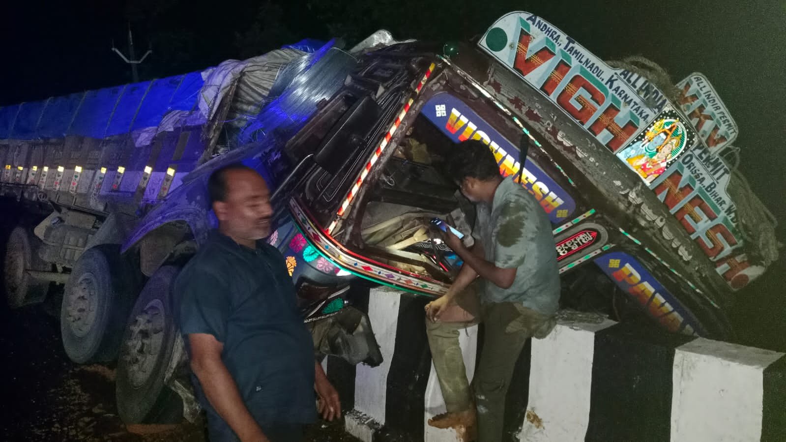 बाईपास मार्ग पर भीषण सड़क हादसा: पुल से टकराई तेज रफ्तार ट्रक, चालक-परिचालक घायल, डायल-112 ने पहुंचाया जिला अस्पताल