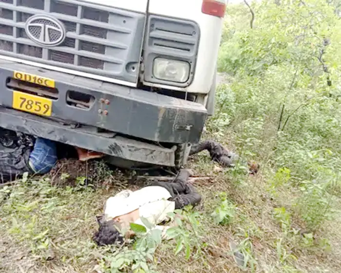 रायगढ़ में भीषण सड़क हादसा: ट्रेलर की टक्कर से दो युवकों की मौत, एक गंभीर