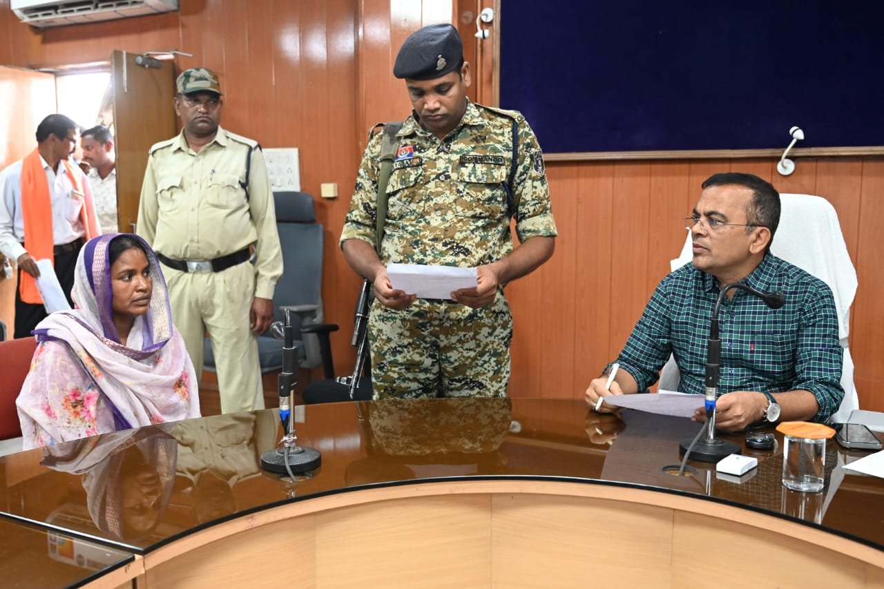 कलेक्टर जन्मेजय महोबे ने सुनी नागरिकों की मांग एवं समस्याएं, समय-सीमा में निराकरण करने के दिये निर्देश...