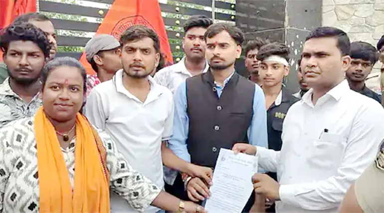 रायगढ़: सेंट जेवियर्स स्कूल के बाहर एबीवीपी का प्रदर्शन, हाउसों के नाम बदलने की उठाई मांग