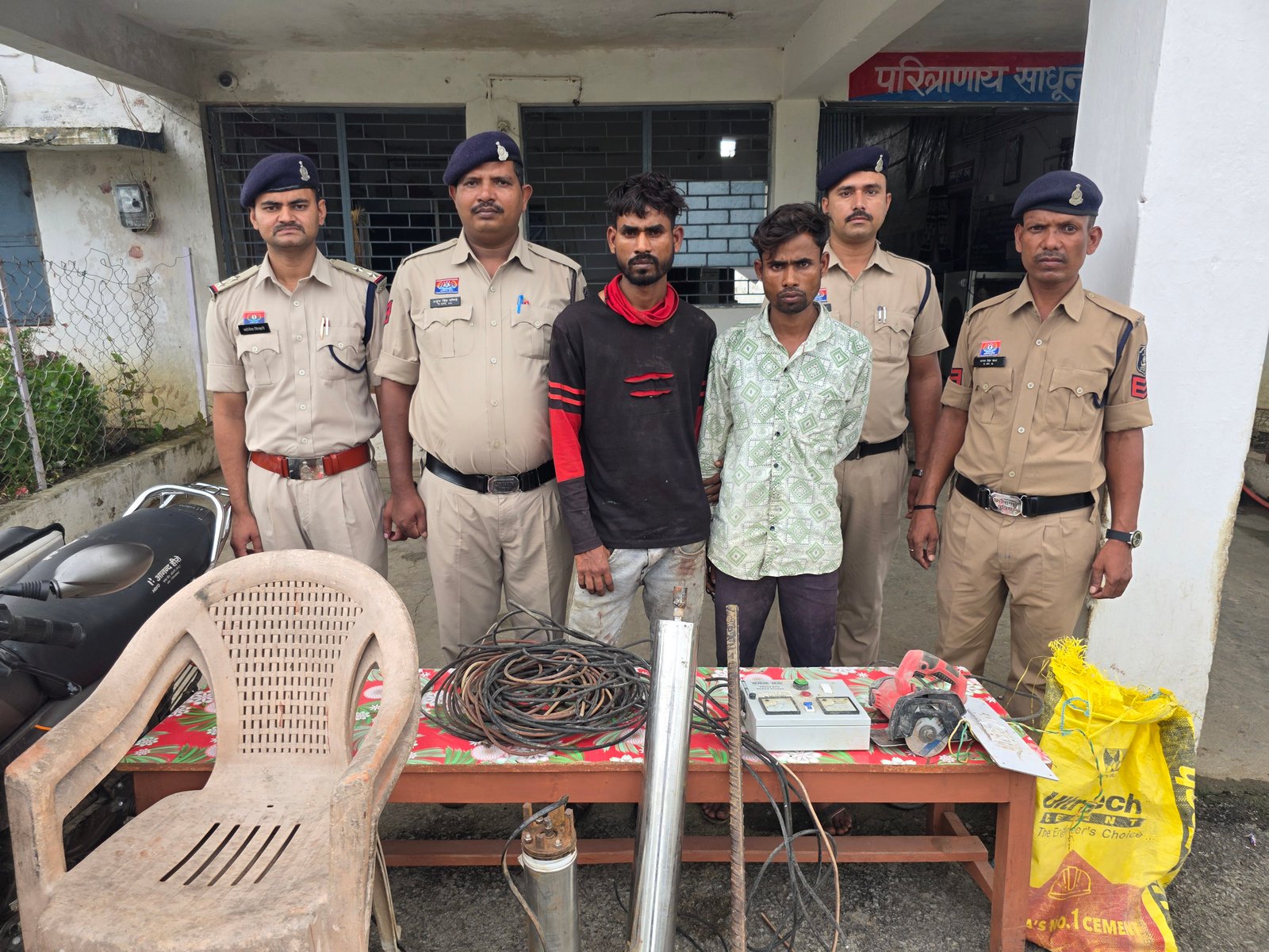 चोरी कर भाग रहे दो शातिर भाई चढ़े पुलिस के हत्थे, बाइक समेत माल जब्त...